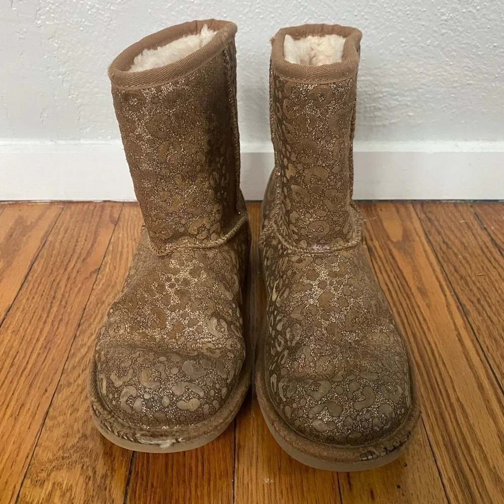 UGG Classic Girls Glitter Leopard Print Boots in Chestnut Size 3
